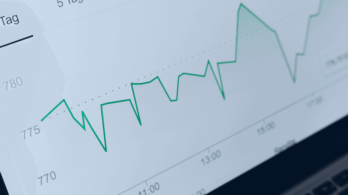 Stock data analysis and volatility tracking using Preswald